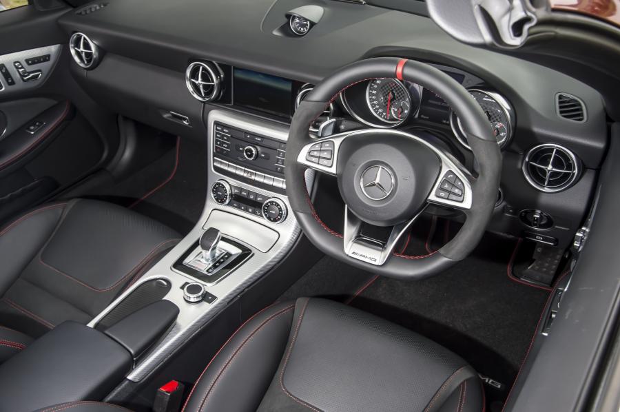 Торпедо Mercedes-AMG SLC43 2016 года  (UK) (фото 1 из 30)